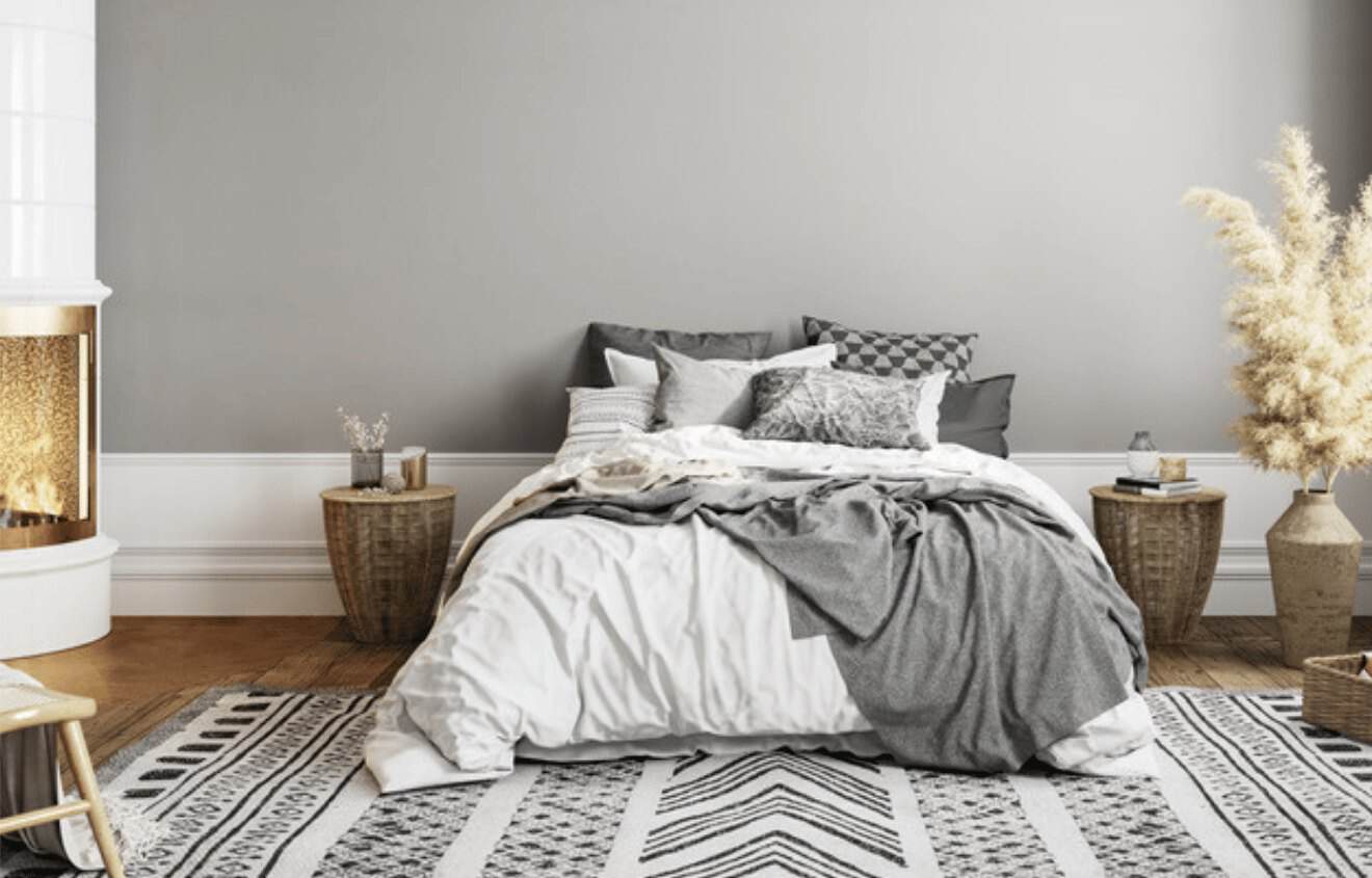 Fertig gestaltetes, helles Schlafzimmer
