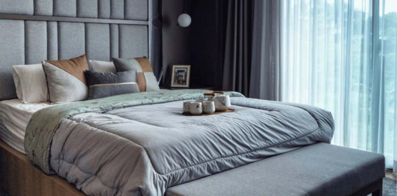 Bett im warmen Abendlicht mit Kerzen